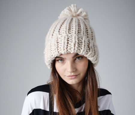 OVERSIZED HAND-KNITTED BEANIE